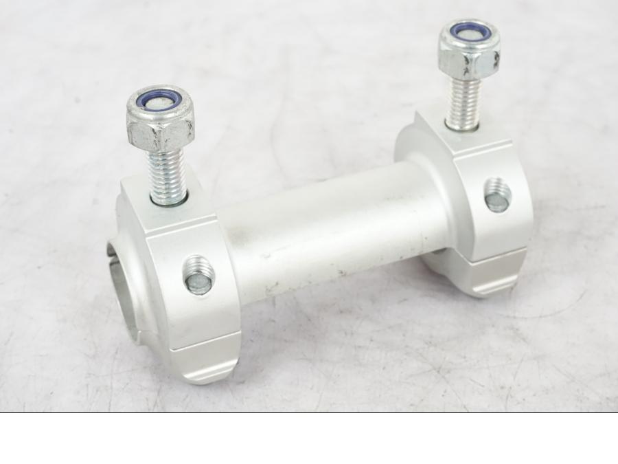 Framsidan på Styrfäste från en KTM 690 Duke -2015 motorcykel.