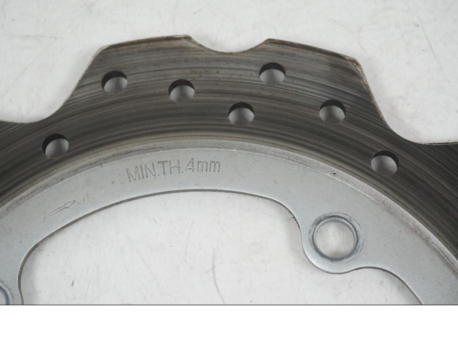 Baksidan på Bromsskiva från en Honda CB 650 F Hornet -2017 motorcykel.