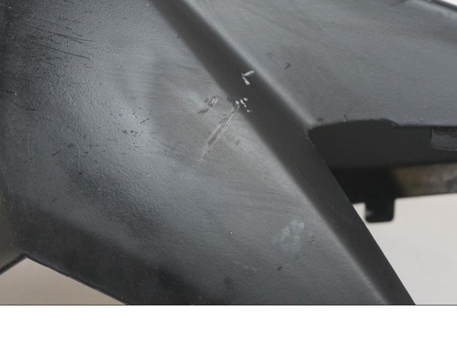 Snett nerifrån på Bakvinge från en Suzuki GSX-R 750 -2009 motorcykel.