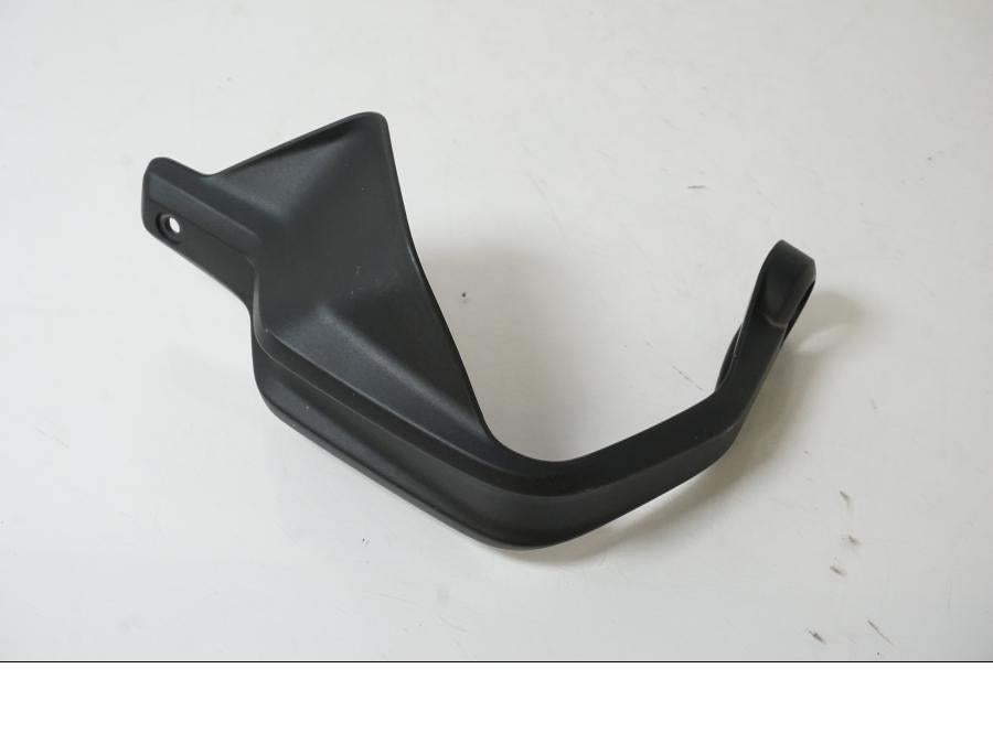 Framsidan på Handskydd från en BMW F 800 GS -2021 motorcykel.