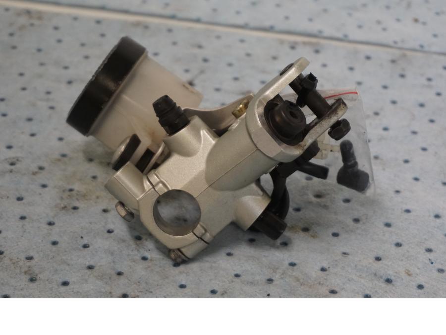 Baksidan på Bromshuvudcylinder från en KTM 690 Duke -2008 motorcykel.