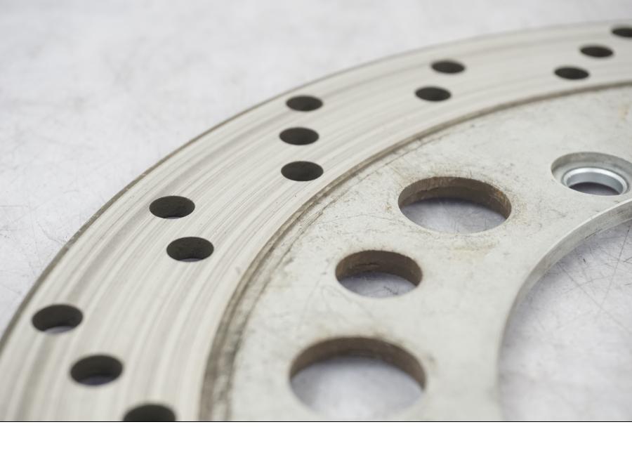 Baksidan på Bromsskiva från en Honda VT 600 C -1998 motorcykel.