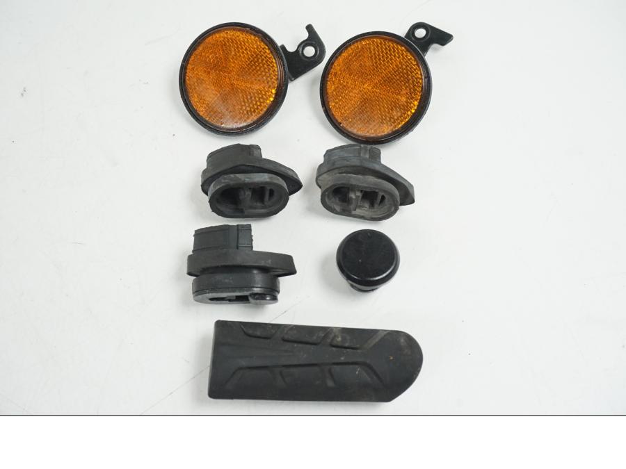 Vänster sida på Skruv / Mutter etc från en Honda CB 650 F Hornet -2017 motorcykel.