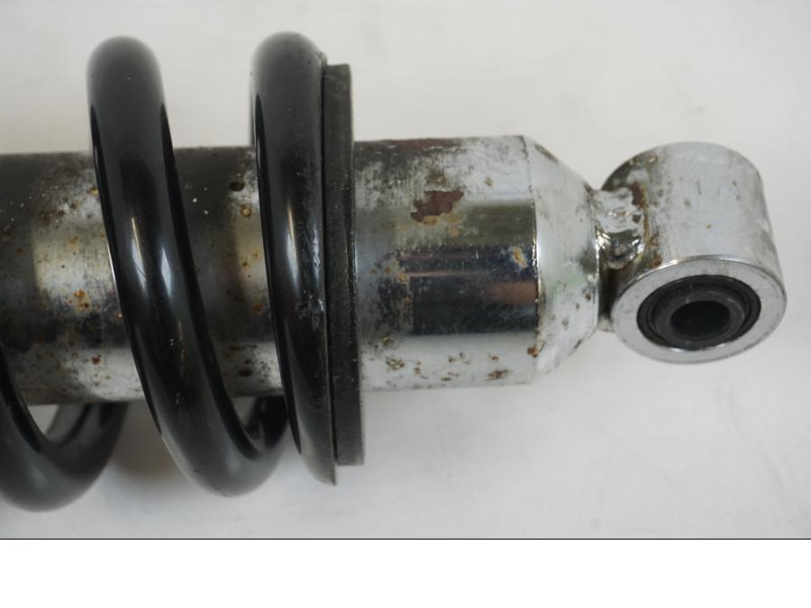 Snett uppifrån på Stötdämpare från en BMW F 650 CS -2002 motorcykel.