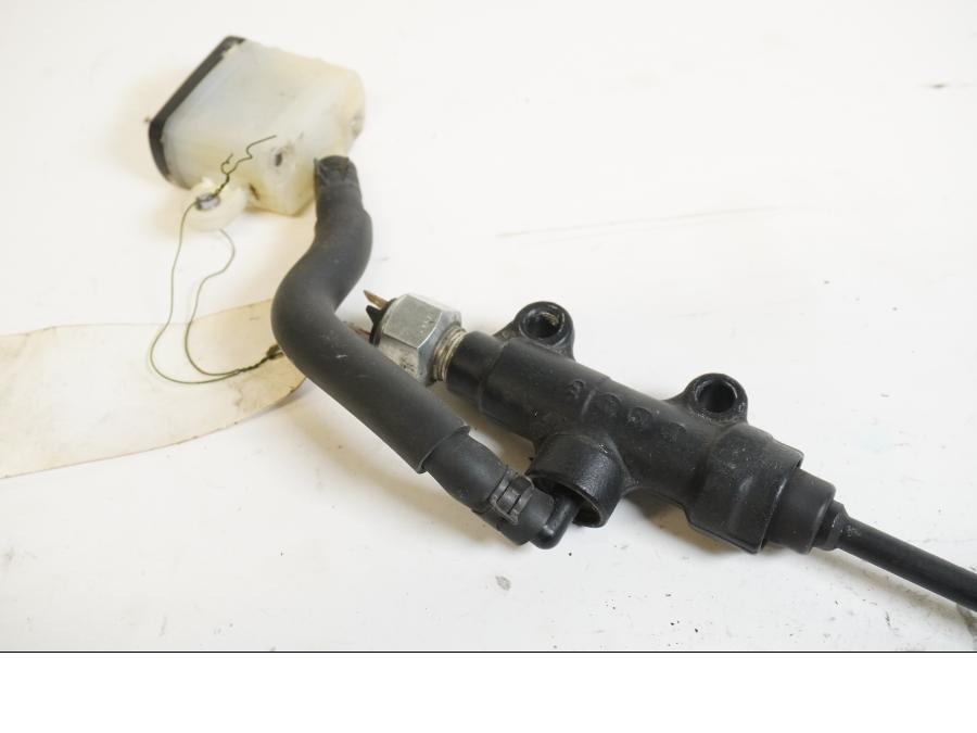 Baksidan på Bromshuvudcylinder från en Triumph Bonneville -2012 motorcykel.