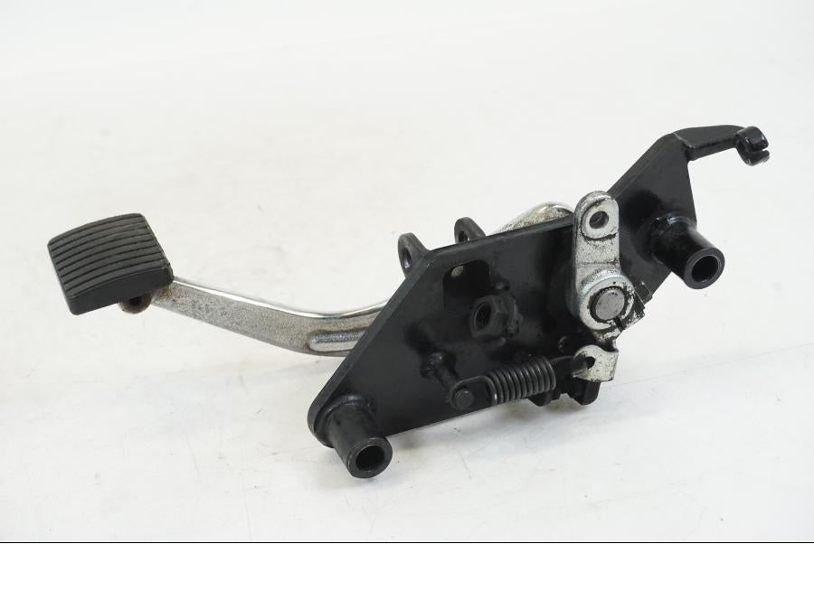 Vänster sida på Fotpinnefäste från en Kawasaki VN 800 -2000 motorcykel.