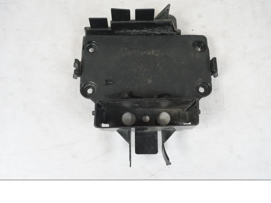 Snett uppifrån på Batterihållare från en KTM 690 SM R -2009 motorcykel.