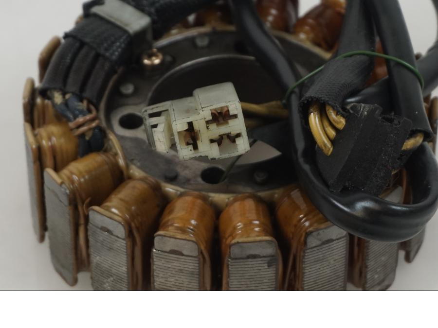 Höger sida på Generator från en Ducati 75 Sport -2001 motorcykel.