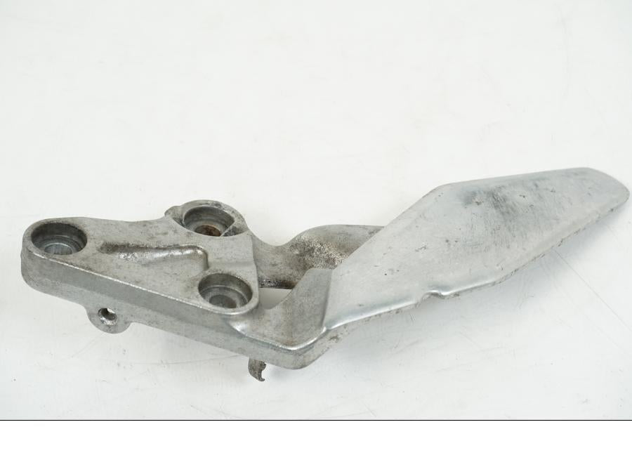 Baksidan på Fotpinnefäste från en Yamaha FZR 1000 -1990 motorcykel.