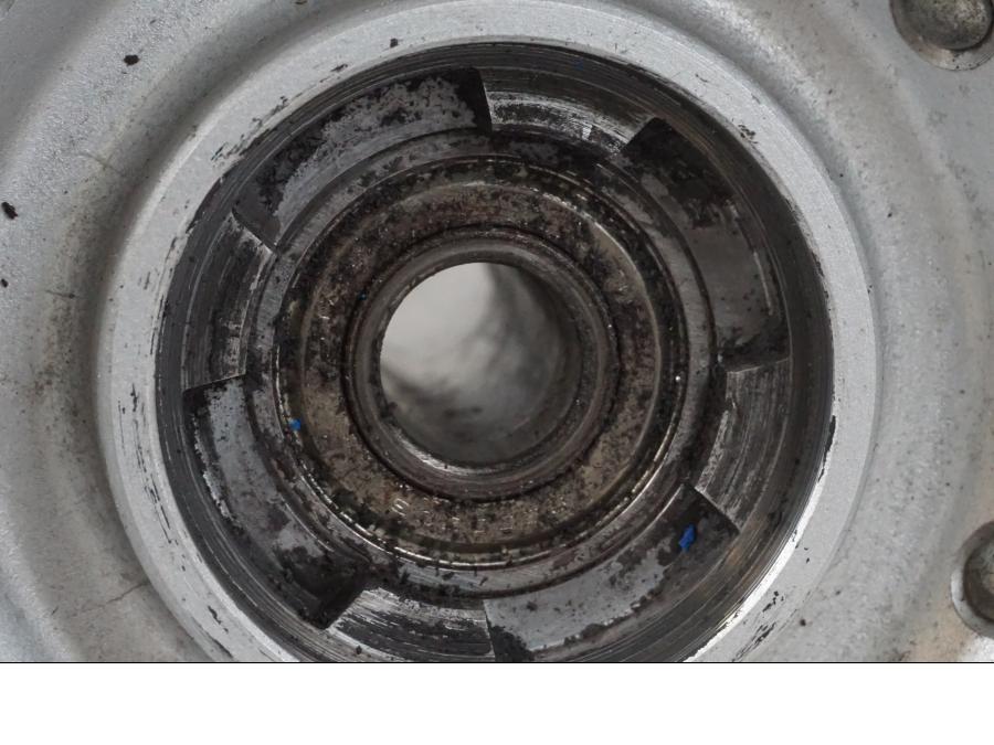 Höger sida på Fälg från en Suzuki VL 800 -2002 motorcykel.