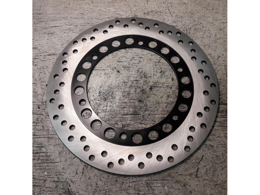 Framsidan på Bromsskiva från en Yamaha YBR 125 -2005 motorcykel.