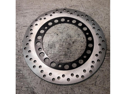 Framsidan på Bromsskiva från en Yamaha YBR 125 -2005 motorcykel.