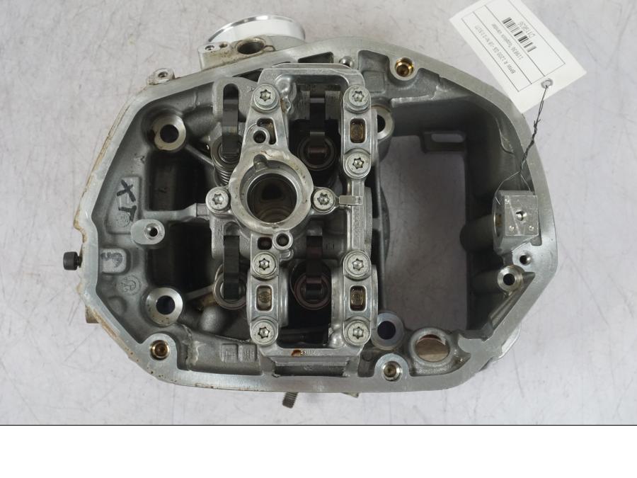 Snett nerifrån på Topplock från en BMW R 1200 GS -2018 motorcykel.