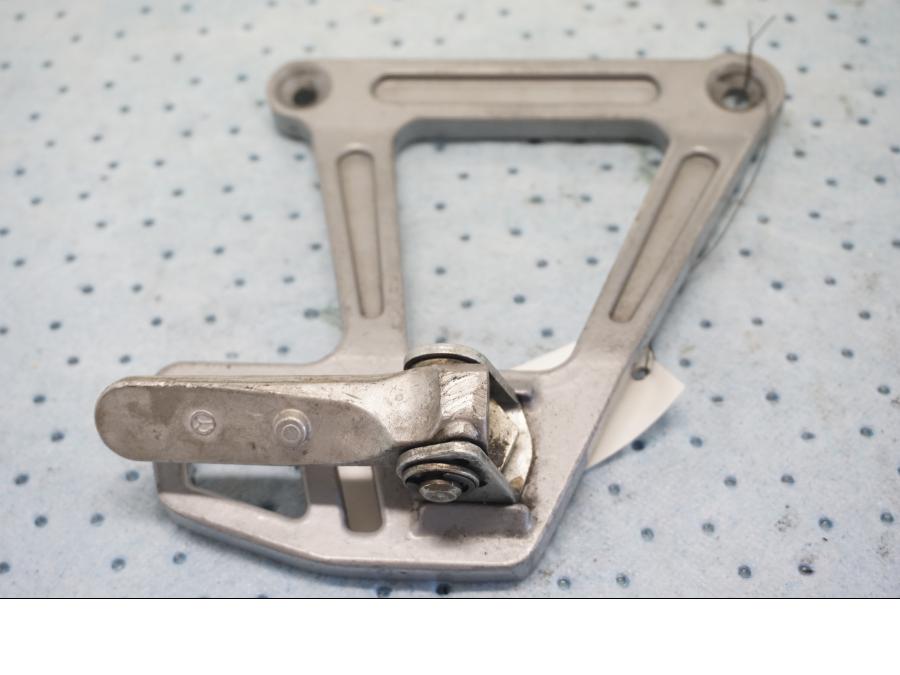 Framsidan på Fotpinnefäste från en KTM 640 LC4 -2002 motorcykel.