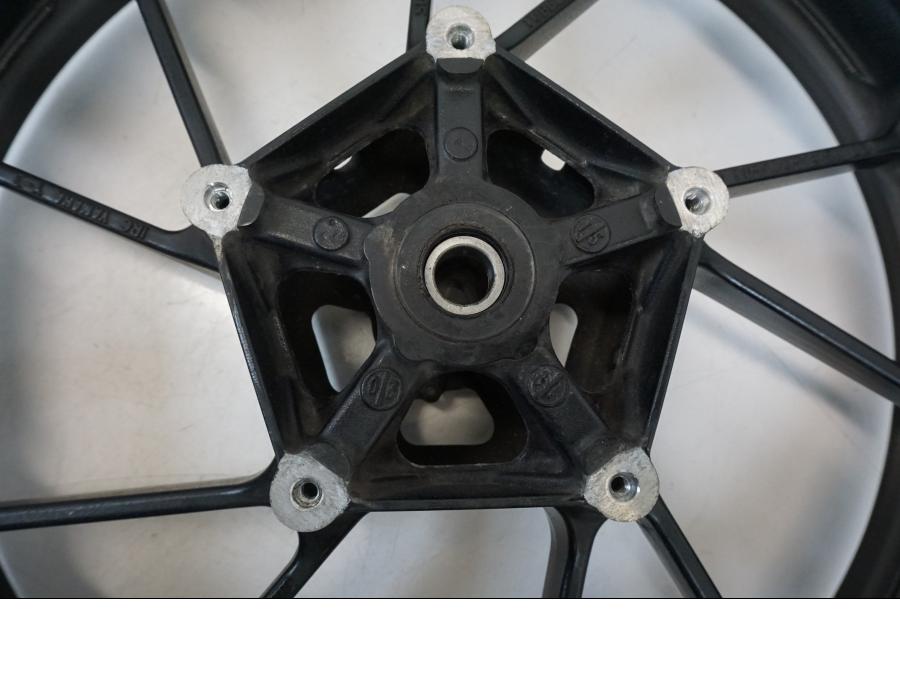 Höger sida på Fälg från en Yamaha XSR 700 -2016 motorcykel.