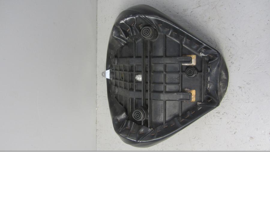 Baksidan på Sadel från en Yamaha XVS 1100 -2002 motorcykel.