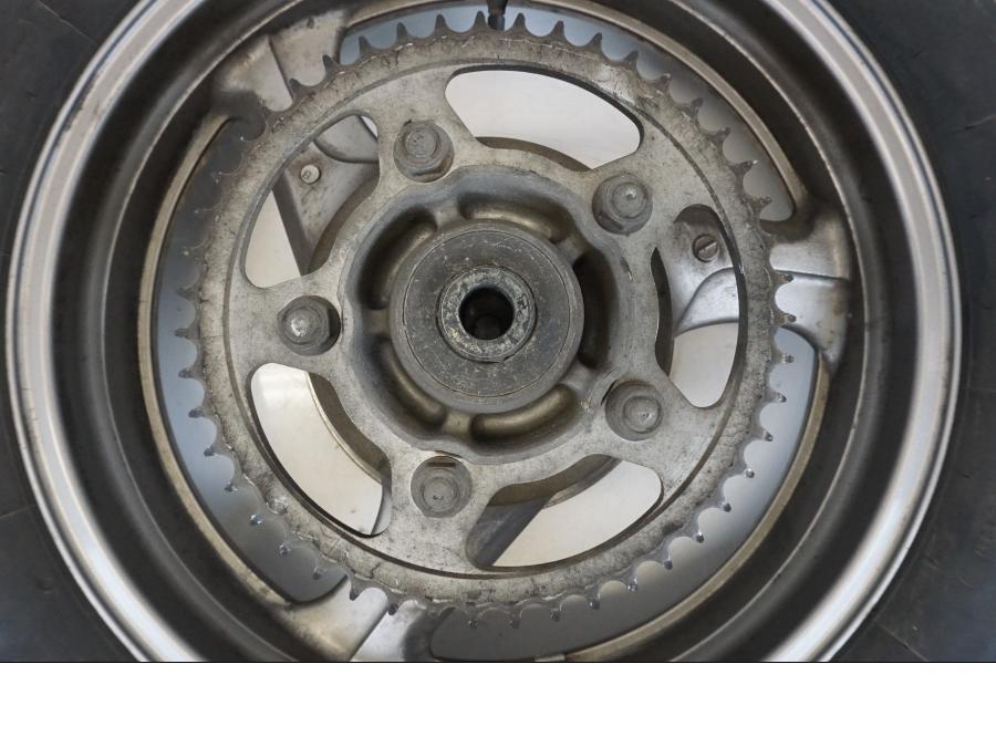 Baksidan på Hjulpaket från en Honda XL 1000 V -1999 motorcykel.