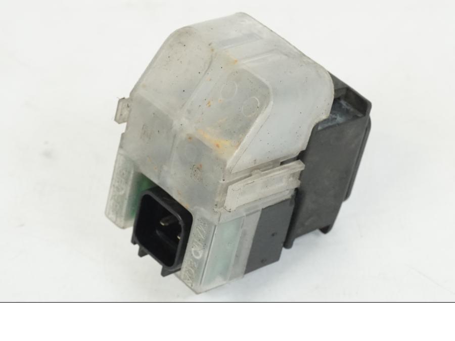 Baksidan på Startrelä från en Suzuki GSX 600 F -1998 motorcykel.