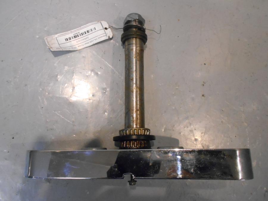 Framsidan på Gaffelkrona från en Kawasaki VN 1500 Mean Streak -2003 motorcykel.