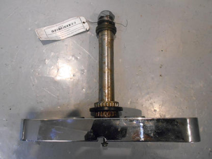 Framsidan på Gaffelkrona från en Kawasaki VN 1500 Mean Streak -2003 motorcykel.