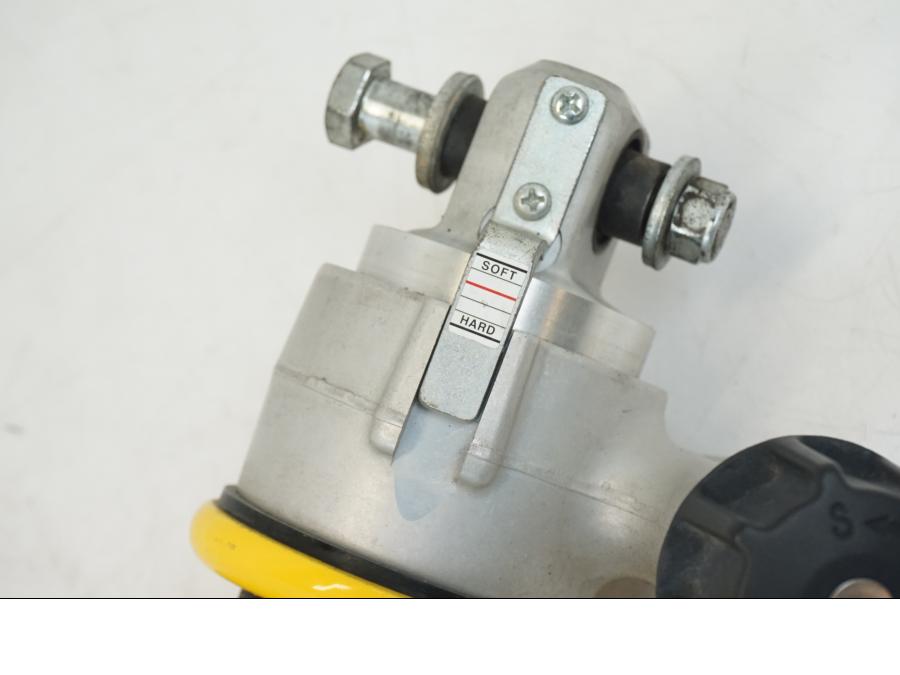 Snett uppifrån på Stötdämpare från en Yamaha XT 1200 A -2010 motorcykel.