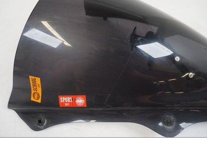 Snett nerifrån på Vindruta från en Yamaha YZF 1000 R1 -2006 motorcykel.