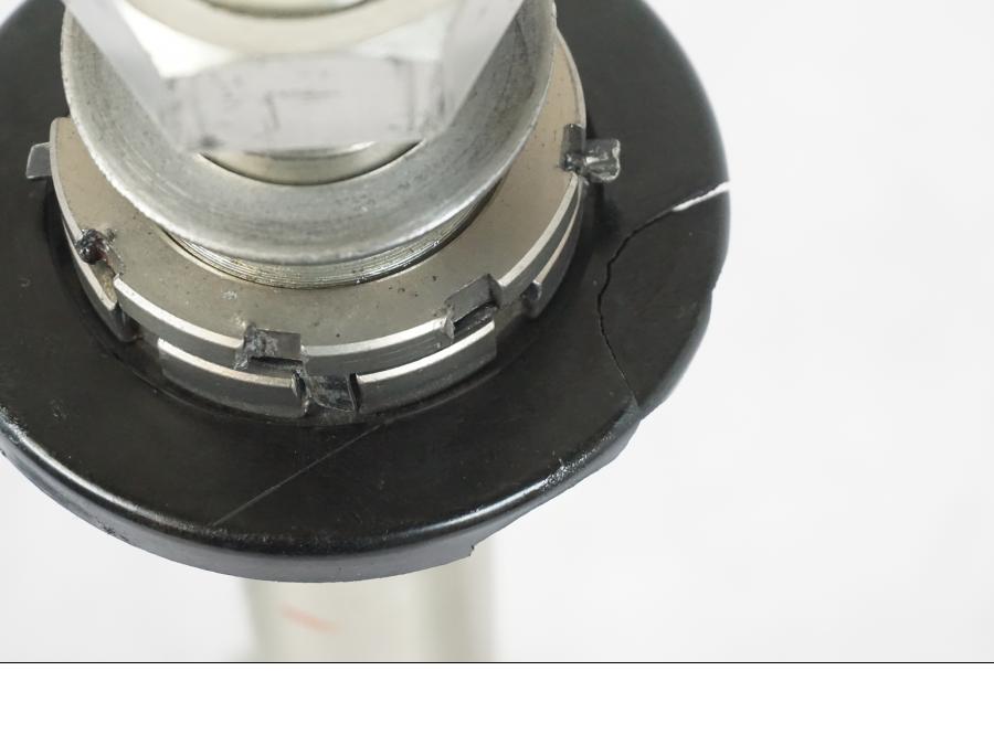 Snett nerifrån på Gaffelkrona från en Kawasaki ZX-6R -2011 motorcykel.