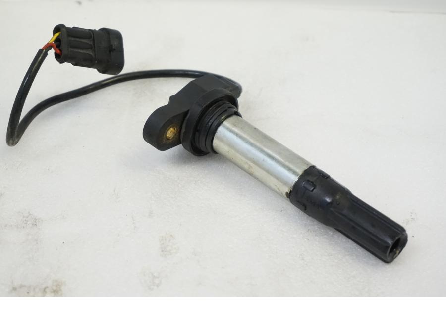 Baksidan på Tändspole från en Aprilia RSV 1000 -2010 motorcykel.