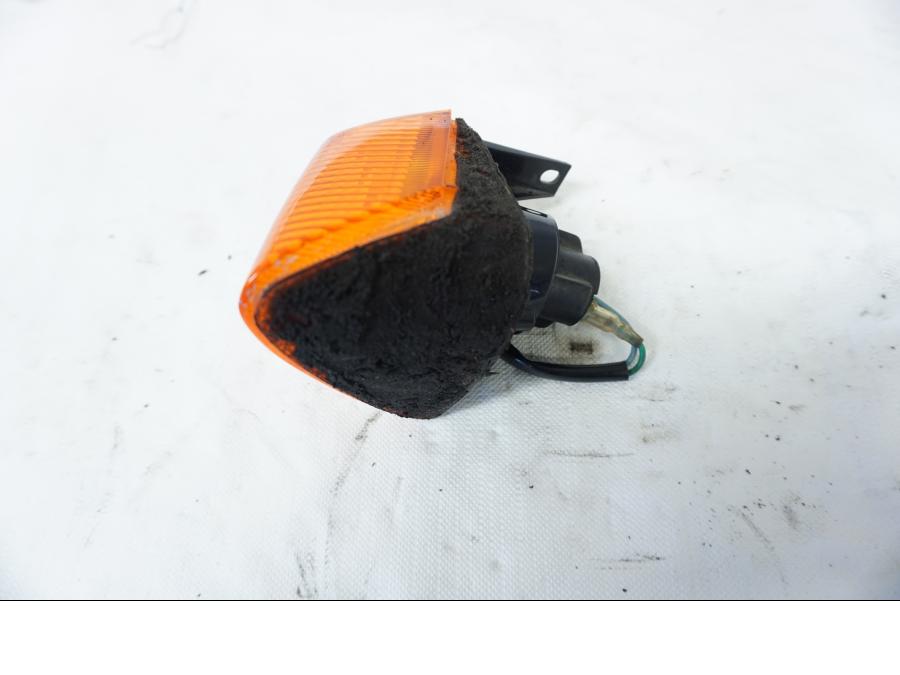 Baksidan på <p>Blinkers höger fram från Honda VFR 750 F 1994.</p>

<p>Repor på glaset samt litet jack. Okej skick.</p> motorcykel.