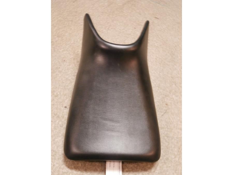 Höger sida på Sadel från en Honda CBR 125 R -2004 motorcykel.