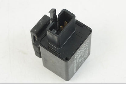 Snett nerifrån på Blinkersrelä från en Yamaha XT 660 X -2005 motorcykel.