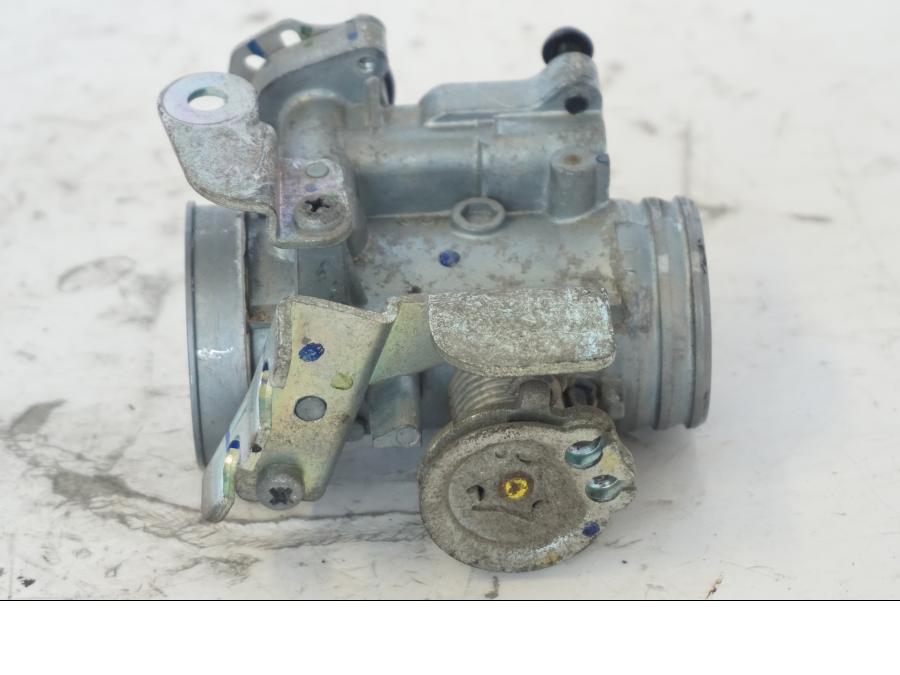 Framsidan på Spjällhus från en Honda SH 300 A -2011 scooter.