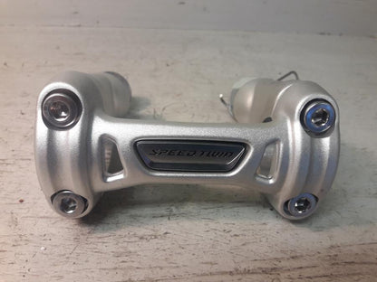 Framsidan på Styrfäste från en Triumph Speed Twin -2019 motorcykel.