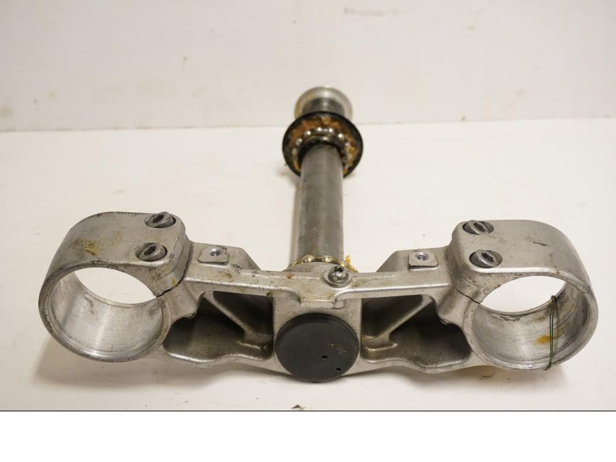 Baksidan på Gaffelkrona från en Yamaha MT-01 -2005 motorcykel.