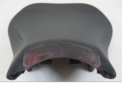 Vänster sida på Sadel från en Ducati Streetfighter S -2011 motorcykel.