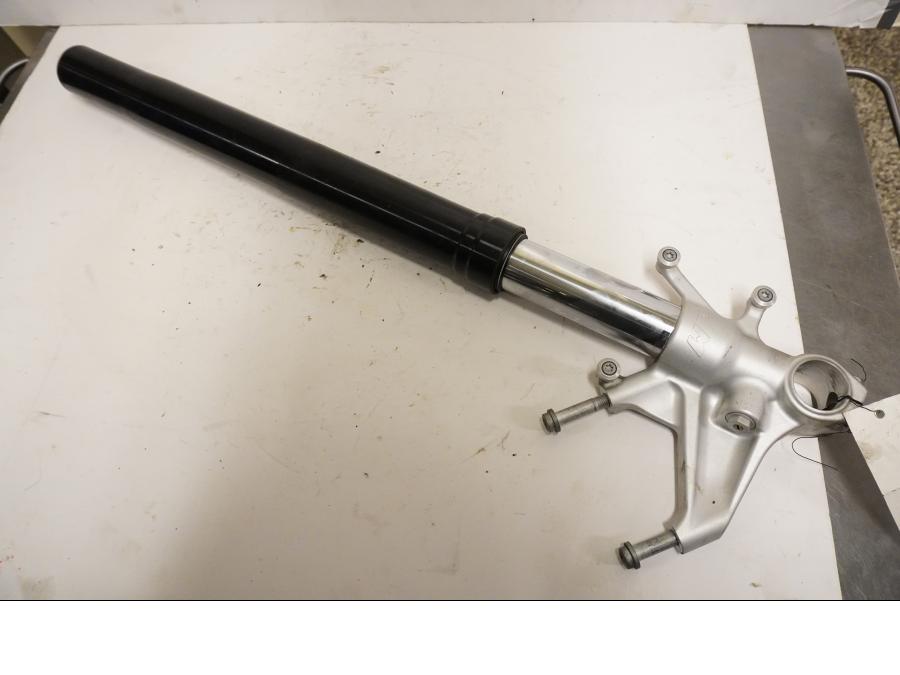 Snett nerifrån på Gaffelben från en KTM RC8 -2009 motorcykel.