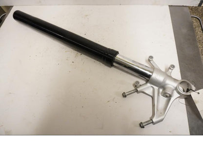 Snett nerifrån på Gaffelben från en KTM RC8 -2009 motorcykel.