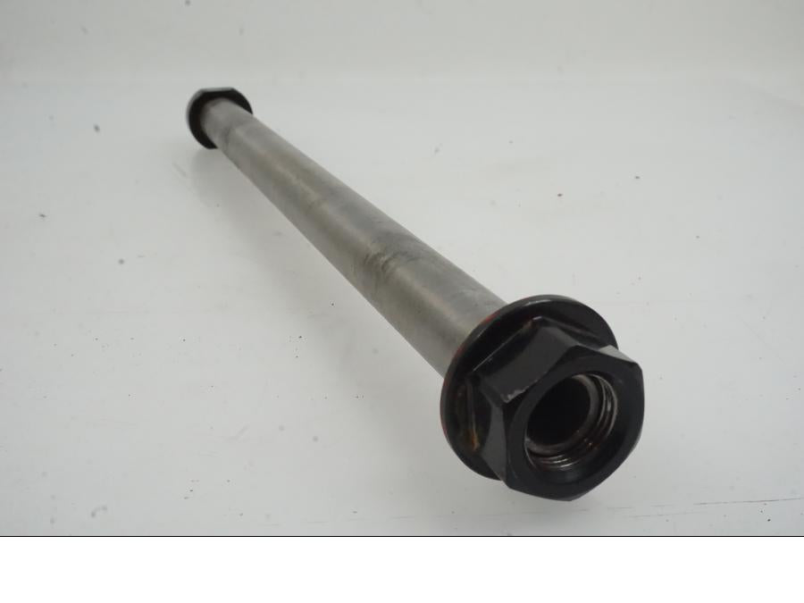 Baksidan på Axel från en KTM 1290 Super Duke -2019 motorcykel.