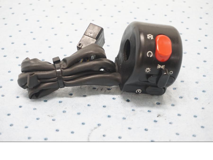 Framsidan på Styrelreglage från en Triumph Tiger -2001 motorcykel.