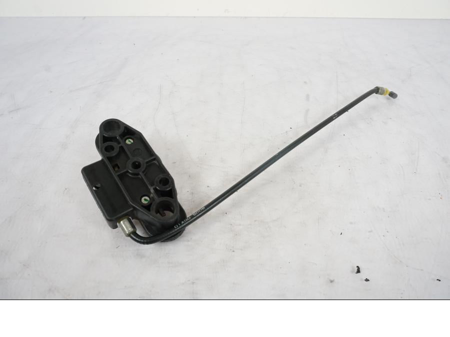 Framsidan på Sadellåsmekanism från en Suzuki GSX-R 1000 -2005 motorcykel.