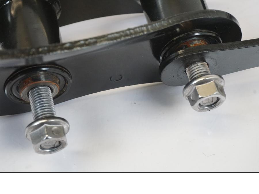 Snett uppifrån på Stötdämparlänkage från en Triumph Trident -2021 motorcykel.