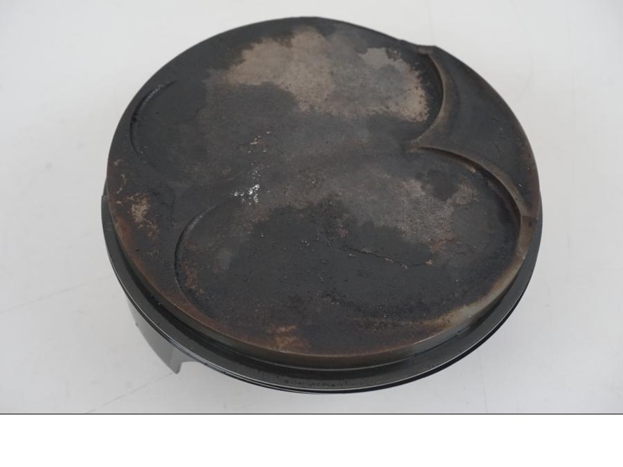 Baksidan på Kolv från en KTM 1290 Super Duke R -2021 motorcykel.