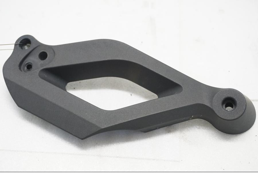 Framsidan på Strålkastarfäste från en Yamaha MT-03 -2007 motorcykel.