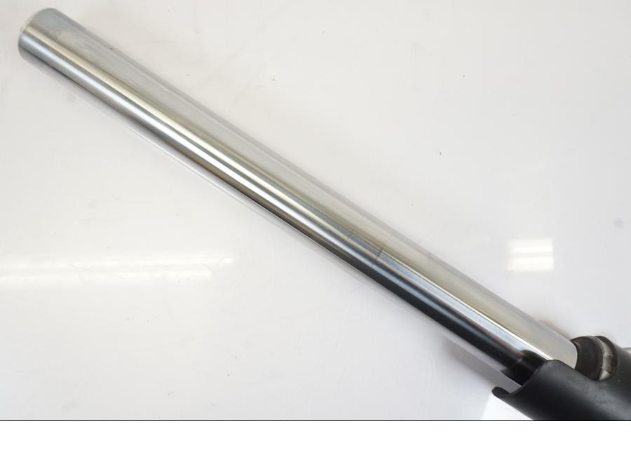 Snett uppifrån på Gaffelben från en Honda NT 700 -2008 motorcykel.