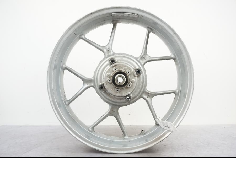 Snett nerifrån på Fälg från en Triumph Tiger -2009 motorcykel.