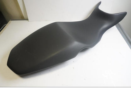 Höger sida på Sadel från en BMW F 800 R -2011 motorcykel.