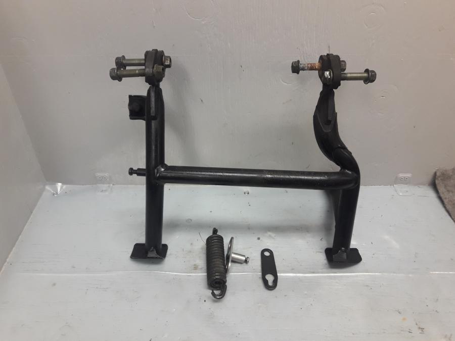 Framsidan på Centralstöd från en Yamaha FZ-6 -2004 motorcykel.