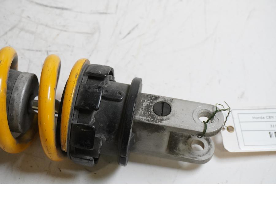 Baksidan på Stötdämpare från en Honda CBR 1000 RR -2005 motorcykel.