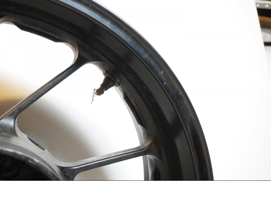 Extrabild4 på Fälg från en Yamaha MT-09 Tracer -2016 motorcykel.