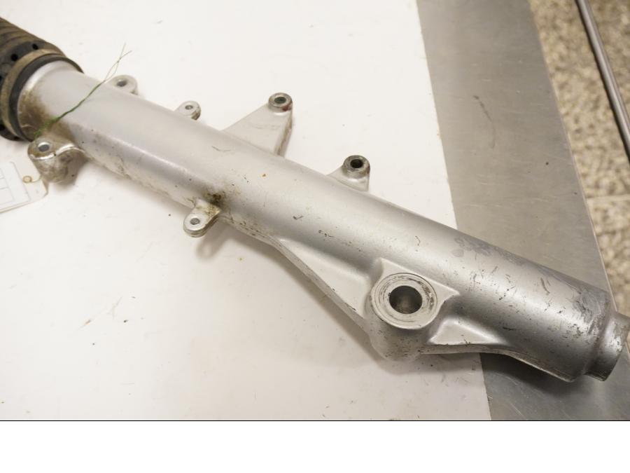 Baksidan på Gaffelben från en Triumph Tiger -2004 motorcykel.